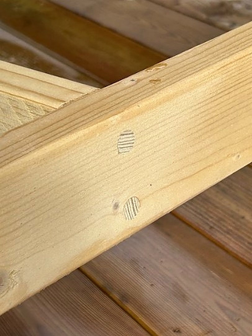 Närbild på handbearbetad granregel i snickeriet