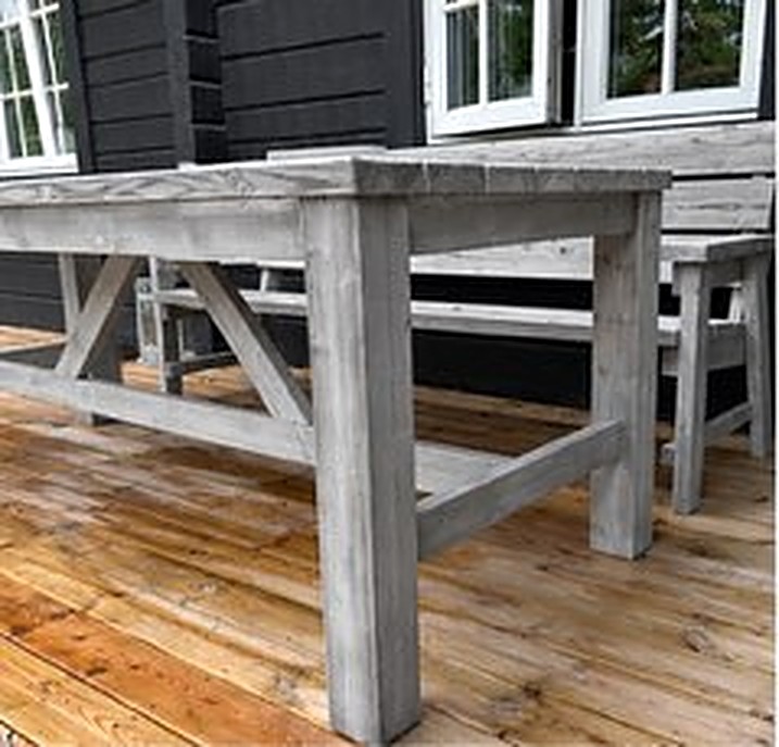 Bordet tillsammans med en soffa