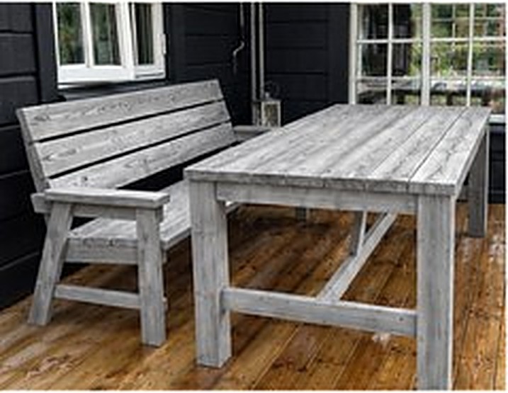 Soffa och bord i grånad gran